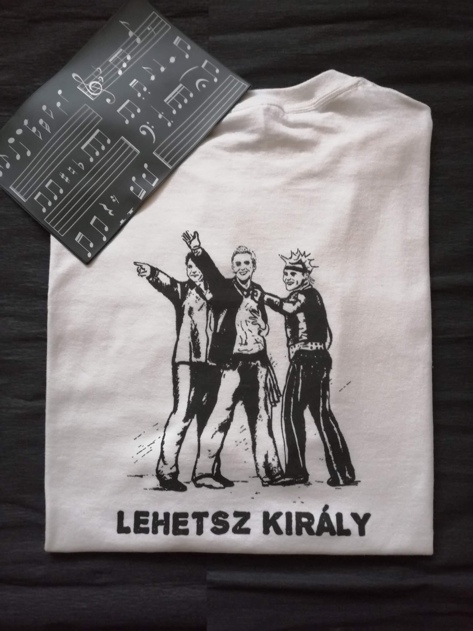 Fehér pólók  a póló ELEJÉN választott grafikával