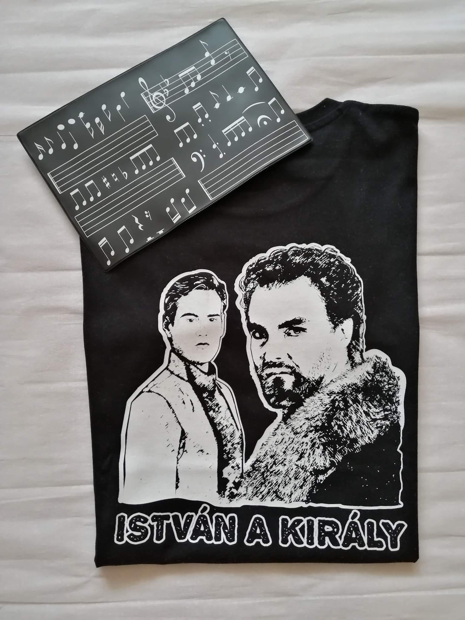 Fekete pólók a póló ELEJÉN választott grafikával